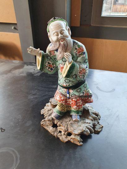 null Statuette en porcelaine de Chine émaillée polychrome, monté postérieurement...
