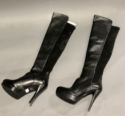 null Stuart Weitzman

Paire de bottes à plateforme en cuir et tissu noirs, T.37,5...