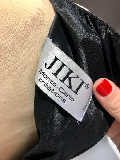 null JIKI

Ensemble trois pièces top jupe et veste en lainage gris et dentelle blanche,...