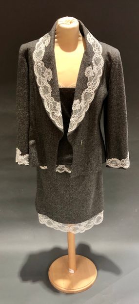 null JIKI

Ensemble trois pièces top jupe et veste en lainage gris et dentelle blanche,...