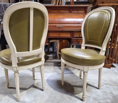 null Paire de fauteuils à dossier médaillon en bois alqué blanc,

Style Louis XVI,...