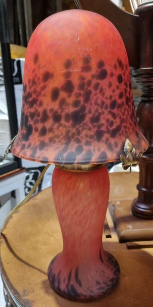 null VERRE

Paire de lampes "champignon" en verre marmoréen rouge, de style Art Nouveau

H.:...
