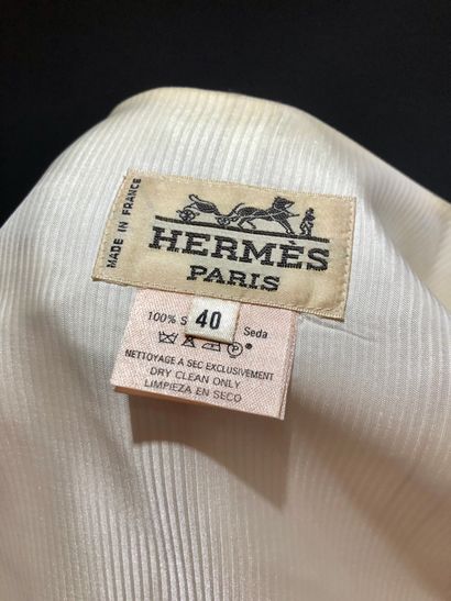 null HERMES

Gilet en twill de soie « Brides de Gala », dos en soie crème à motif...