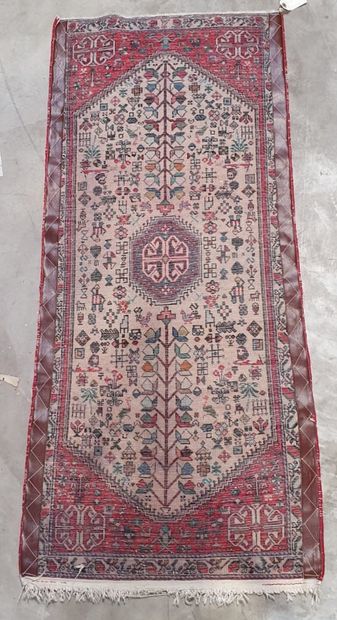 null Tapis Kurde (chaîne et trame en coton, velours en laine), 

Nord-est de la Perse,...