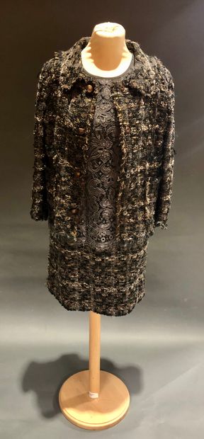 null Dolce Gabbana

Ensemble robe et veste dans les tons gris lamés, guipure en partie...