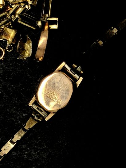 DEBRIS D'OR 18K et 14K 
Lot comprenant : 
- Eléments de montre de dame en or 18K,...