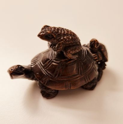 null JAPON, vers 1920

Netsuke en buis représentant deux tortues et une grenouille

Signé...