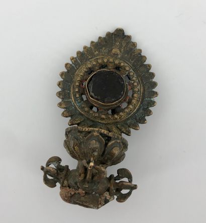 null Elément en bronze, représentant un bodhisattva adossé à une auréole flammée,...