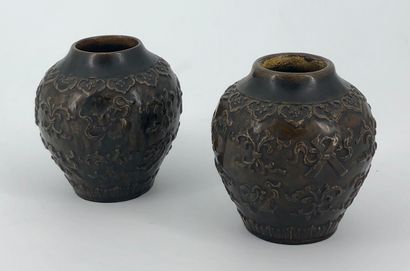 Chine, période Qing,



Paire de petits vases...