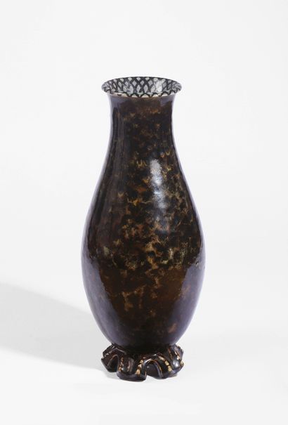 null Frédéric KIEFER (1894 - 1977) 

Vase de forme balustre en grès à émail moucheté...