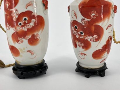 null Chine, XXe siècle,



Paire de petits vases de forme balustre en porcelaine...