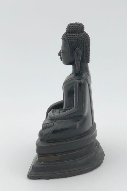 null Sujet en bronze à patine brune, représentant Bouddha assis en méditation, la...