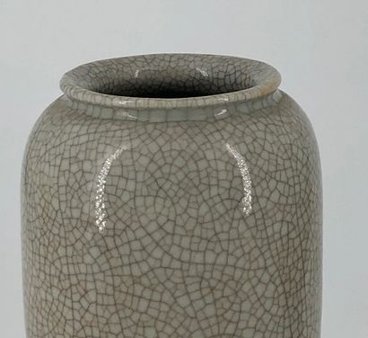 null Lot comprenant deux vases en porcelaine craquelé céladon dans le style des Ge....