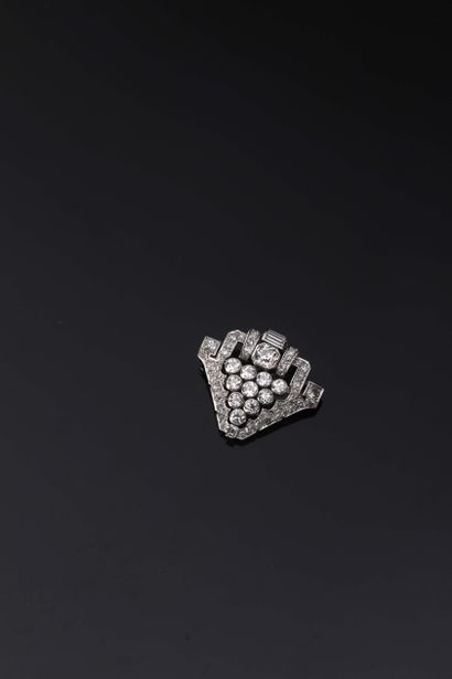 null Broche Art Déco en platine (850°/00) et or gris 18K (750°/00) ornée de diamants...