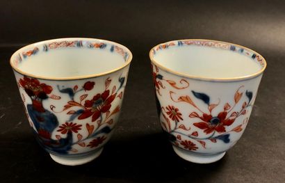 null Lot de 5 pièces, en porcelaine et émaux bleu blanc et rehaut de couleur corail...