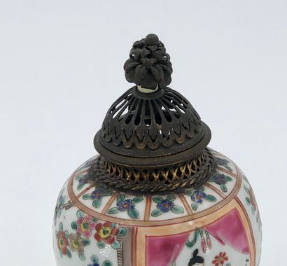 null Petit vase balustre en porcelaine et émaux de la famille rose, à décor en médaillons...