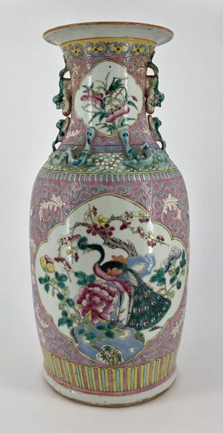 Chine, fin XIXe siècle,



Vase en porcelaine...