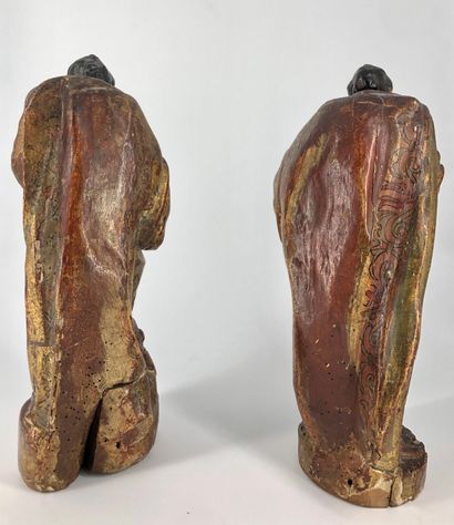 null Deux statuettes sculptées en demi ronde-bosse faisant pendants, en bois peint...