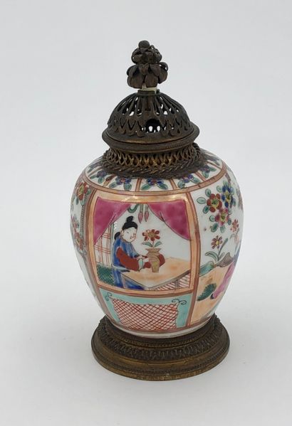 null Petit vase balustre en porcelaine et émaux de la famille rose, à décor en médaillons...