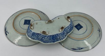 null Chine, XIXe siècle,



Ensemble en porcelaine bleu-blanc comprenant deux coupes...