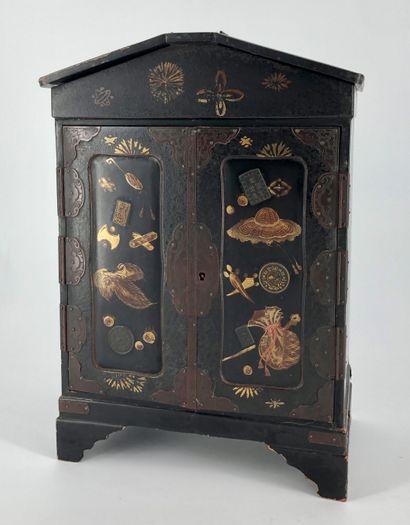 null Japon, XXème siècle

Petit cabinet en laque ouvrant à deux portes et 7 tiroirs...