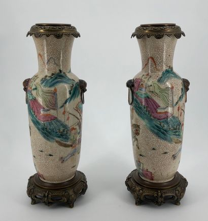 null Paire de vases balustres en faïence de Nankin, à décor de scènes de bataille...