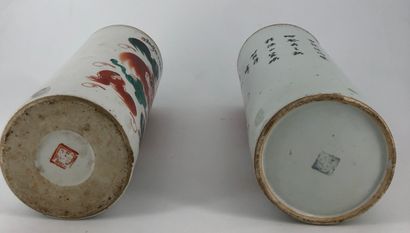 null Chine, XXe siècle,



Paire de vases de forme rouleau en porcelaine à décor...