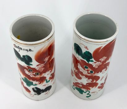 null Chine, XXe siècle,



Paire de vases de forme rouleau en porcelaine à décor...