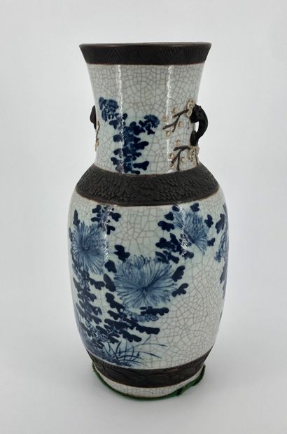 null Baluster vase in cracked porcelain, decorated in blue underglaze with pheasants...