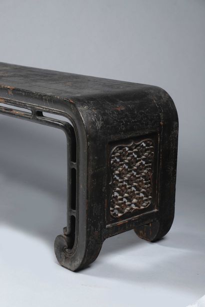 null Table de luth en bois exotique sculpté, ajouré et laqué brun 

CHINE du NORD,...