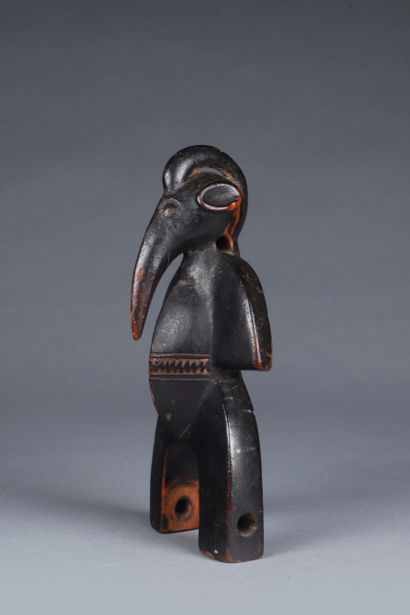 null Remarkable Senufo pulley stirrup, featuring a hornbill with humanized features....