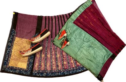 null Chine fin XIXe siècle, 



Ensemble comprenant deux fragments de jupes à décor...