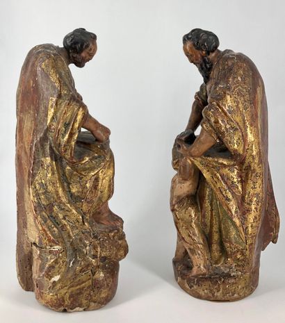 null Deux statuettes sculptées en demi ronde-bosse faisant pendants, en bois peint...