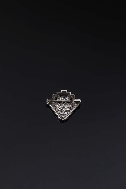 null Broche Art Déco en platine (850°/00) et or gris 18K (750°/00) ornée de diamants...