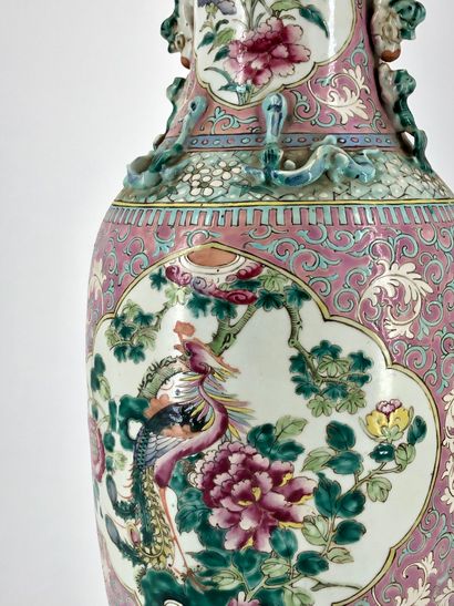 null Chine, fin XIXe siècle,



Vase en porcelaine et émaux de la famille rose à...
