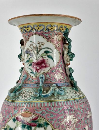 null Chine, fin XIXe siècle,



Vase en porcelaine et émaux de la famille rose à...