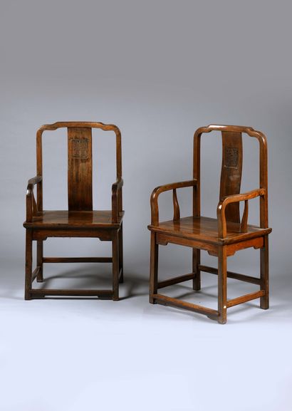 Paire de fauteuils en bois exotique mouluré...