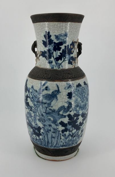 null Vase balustre en porcelaine craquelée, à décor en bleu sous couverte de faisans...