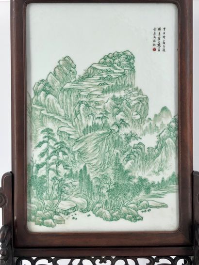 null Chine, période Qing,



Écran en porcelaine à décor émaillé vert d’un paysage...