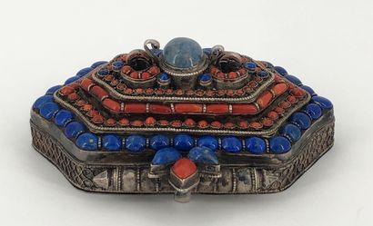 null Tibet, XXe siècle,



Boîte couverte en métal argenté incrustée de cabochons...