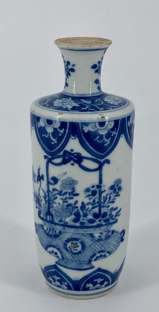 null 
Vase rouleau en porcelaine blanche à décor en bleu sous couverte de jardinières...