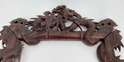 null Cadre en bois, à décor sculpté de dragons parmi des bambous. 

Chine du Sud,...