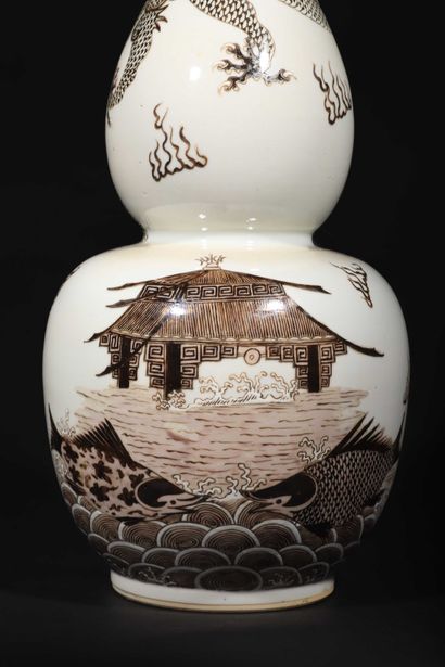 null Vase double gourde en porcelaine, émaillé noir et blanc, à décor de dragons...