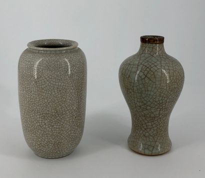 null Lot comprenant deux vases en porcelaine craquelé céladon dans le style des Ge....
