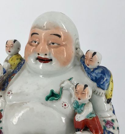 null Chine, XXe siècle,



Bouddhai aux cinq enfants, en porcelaine et émaux de la...
