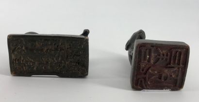 null Deux sceaux en bronze reprenant la forme d’un boeuf allongé et d’un bélier....