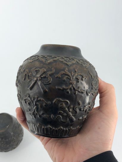 null Chine, période Qing,



Paire de petits vases à panse ovoïde en céramique émaillée...