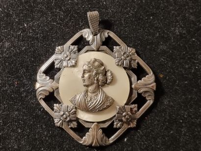 null PENDENTIF « ARLÉSIENNE » MÉTAL ET NACRE 1900