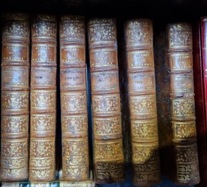 null VARIA including

Set of bound books including

-VOLTAIRE Essai sur les mœurs...