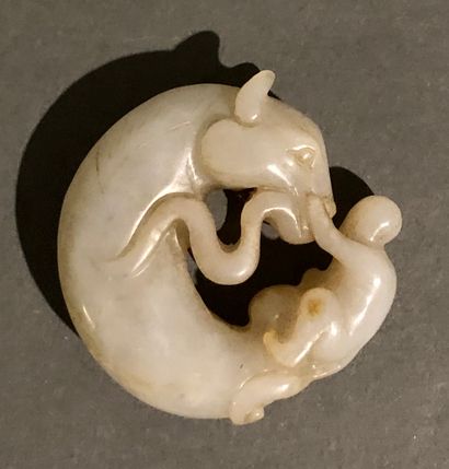 null Miniature en Jade ou jadéïte blanche représentant un dragon et un singe

Chine,...